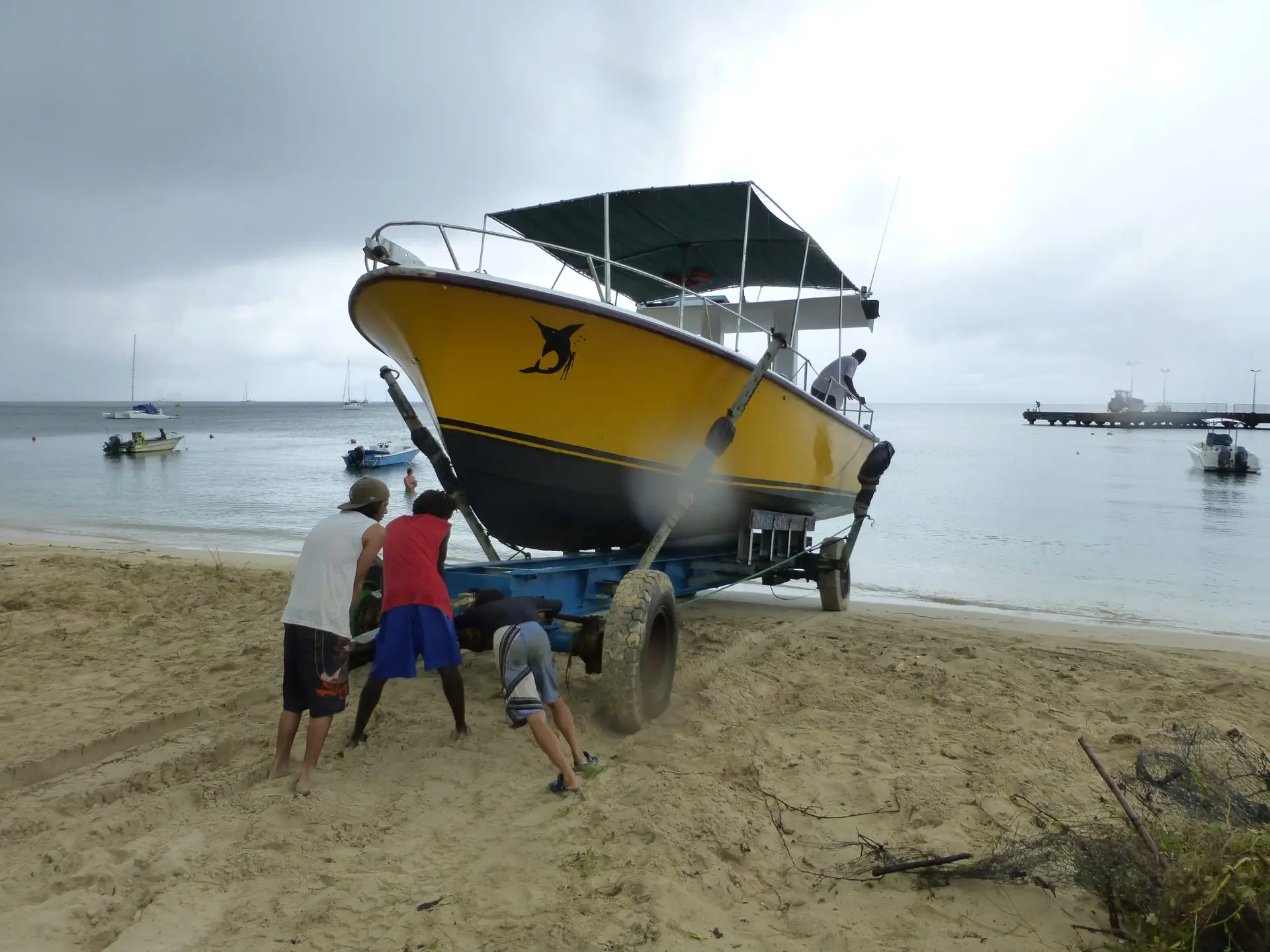 You are currently viewing Marie Galante 2013 – Mise à l&rsquo;eau du bateau du club Man&rsquo;Balaou ! – 20/10/13