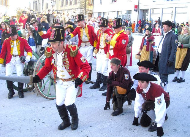 "Fasnet" : Le carnaval s'appelle ici la "Fastnacht" ou "Fasnet", c'est une tradition qui remonte au Moyen-Age.
Au moyen âge, un peu partout en Europe, avait lieu la "fête des fous". Lors de ces fêtes, la nef des fous (Narrenschiff) était l’un des motifs essentiels des défilés.